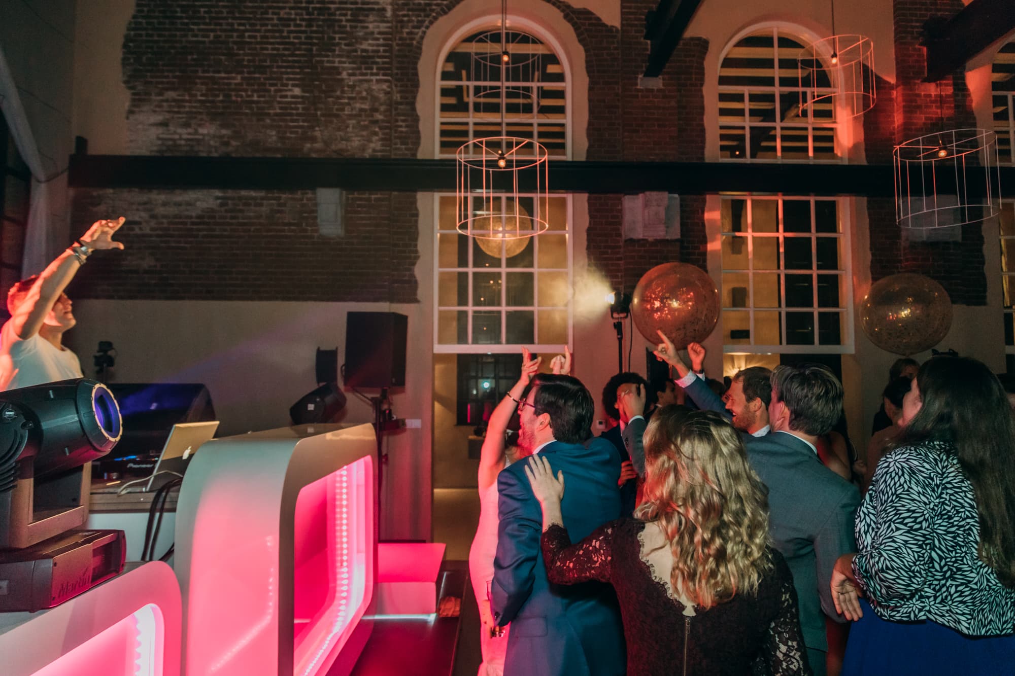 Perfecte Playlist voor je Zomerfeest Onder de Sterren